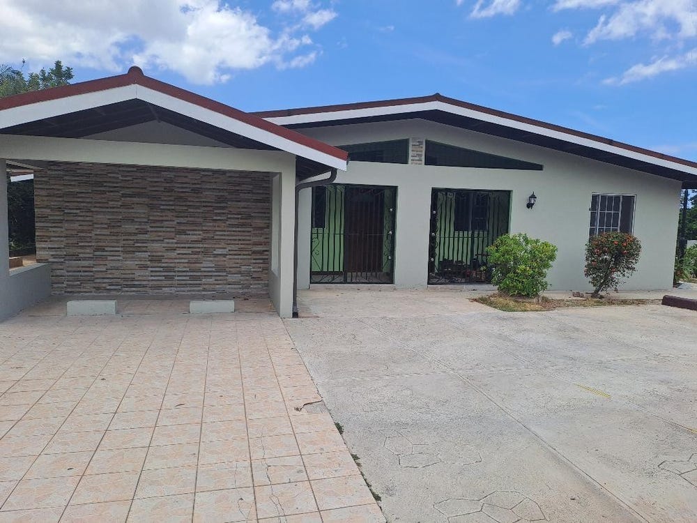 4 ROEHAMPTON MEWS, Kingston 19, St. Andrew