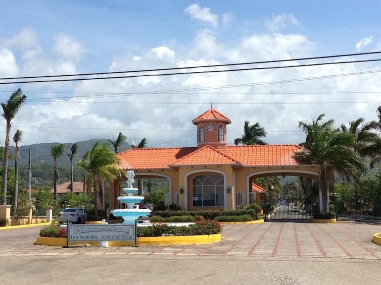 352 CEDAR AVE PLANTATION VILL, Plantation Village, St. Ann