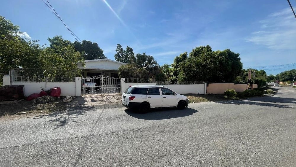 SUNDOWN CR MOLYNES, KINGSTON 10 unit: No. 16 1/2, Kingston 10, St. Andrew